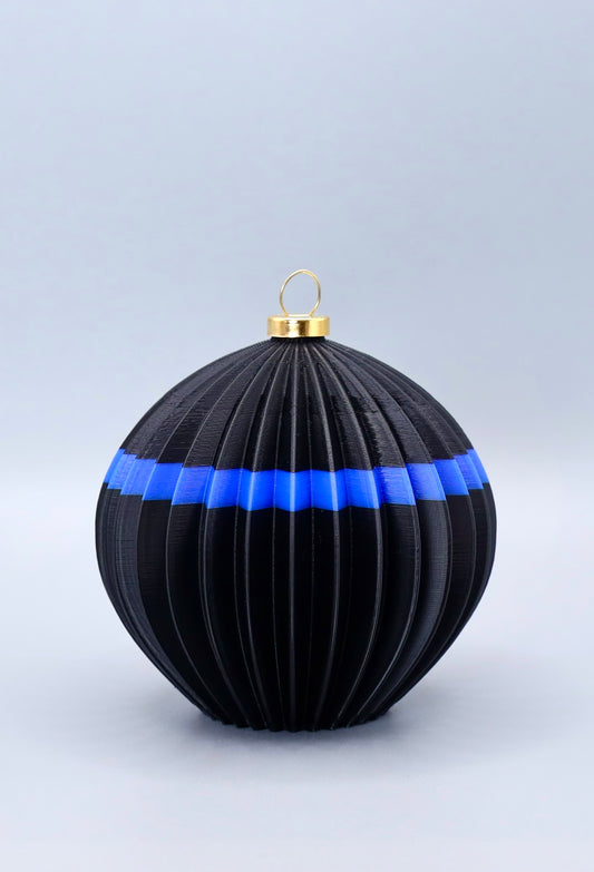 Sphaera Juppen Blau Linea (Schwarz-Blau)
„3D-gedruckte Christbaumkugel in Schwarz mit blauem Streifen im Linea-Design – inspiriert vom Bregenzerwälder Juppenhandwerk.“

Sphaera Juppen Gold Linea (Schwarz-Gold)
„3D-gedruckte Christbaumkugel in Schwarz mit goldenem Streifen im Linea-Design – eleganter Weihnachtsschmuck mit Juppen-Bezug.“

Set-Bild (Blau & Gold nebeneinander)
„Zwei 3D-gedruckte Christbaumkugeln im Linea-Design: Schwarz-Blau und Schwarz-Gold – stilvoller Baumschmuck aus dem Bregenzerwald.“
