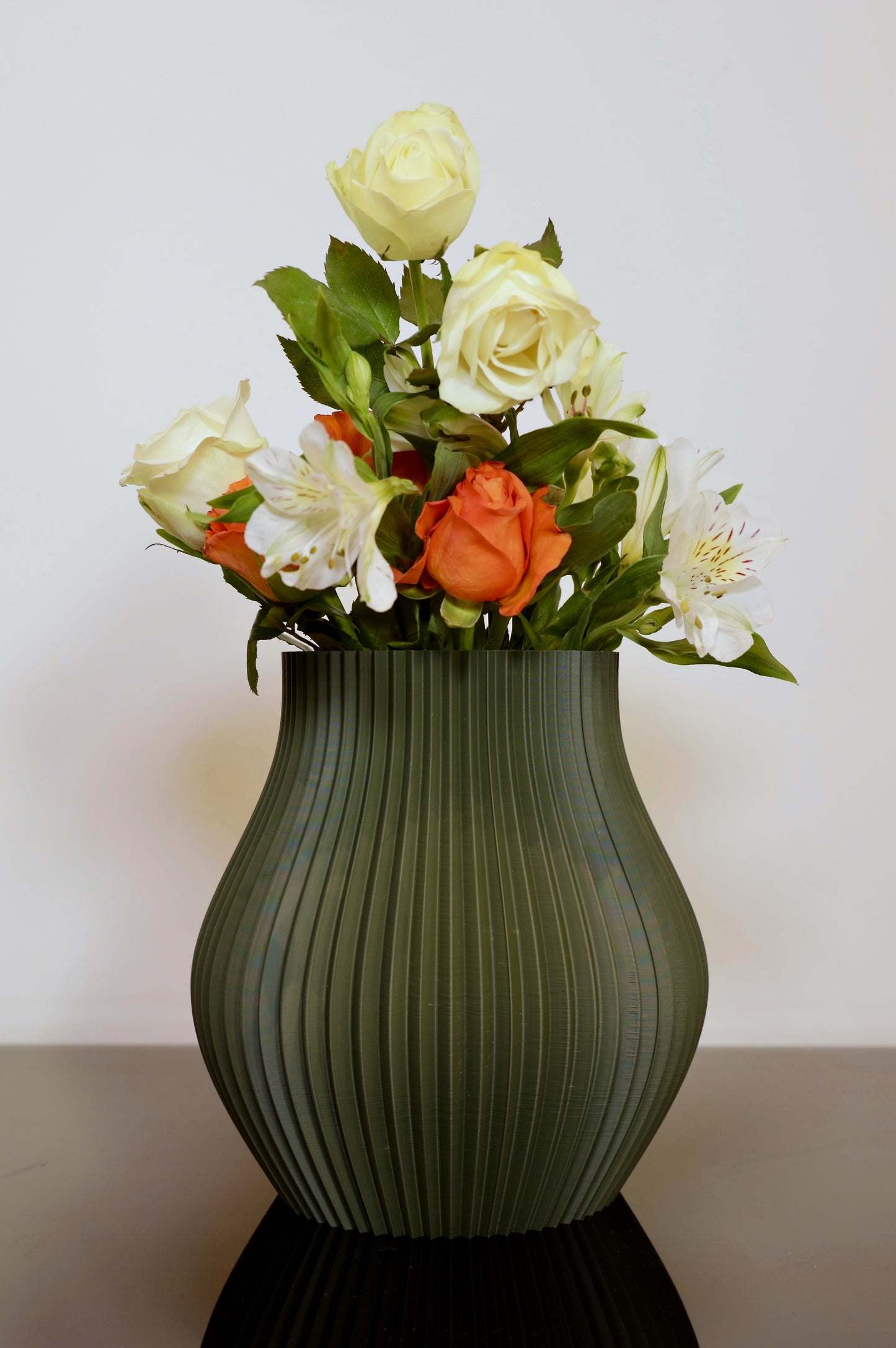 Große PLA-Vase Volumia mit Trockenblumen – markantes Dekoobjekt im Raum, Juppen Vase

Volumia Vase in Schwarz-Blau – inspiriert vom Juppenhandwerk aus Vorarlberg

Vase für Trockenblumenarrangements – nachhaltiger Blickfang aus 3D-Druck

Volumia groß auf Holzkommode – modernes Wohnaccessoire