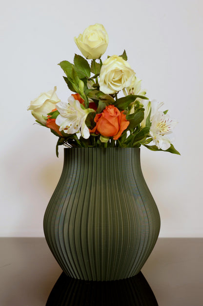 Große PLA-Vase Volumia mit Trockenblumen – markantes Dekoobjekt im Raum, Juppen Vase

Volumia Vase in Schwarz-Blau – inspiriert vom Juppenhandwerk aus Vorarlberg

Vase für Trockenblumenarrangements – nachhaltiger Blickfang aus 3D-Druck

Volumia groß auf Holzkommode – modernes Wohnaccessoire