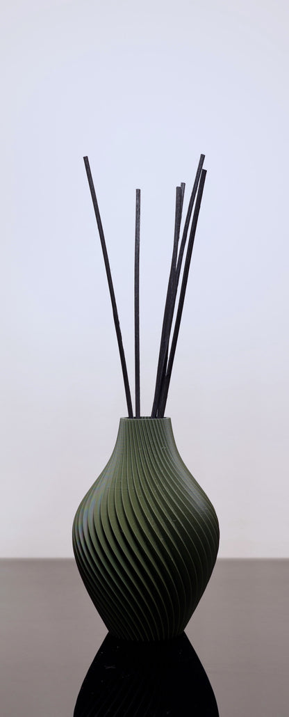 PLA Duftvase Aurora mit Glaseinsatz – stilvoller Diffusor aus dem Bregenzerwald

Duftvase in matten Farben oder als Juppen Vase mit ätherischen Ölen – Aurora Designobjekt von Wälder Create

Aurora Duftvase auf Fensterbank – harmonische Stimmung für jeden Raum

Aurora im Einsatz mit Duftstäbchen – nachhaltig & funktional