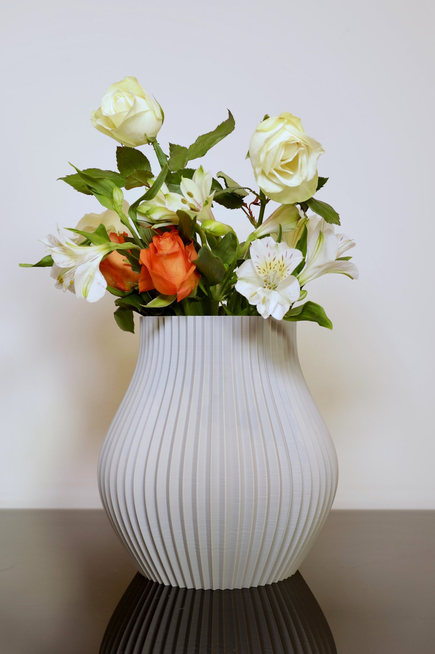 Große PLA-Vase Volumia mit Trockenblumen – markantes Dekoobjekt im Raum, Juppen Vase

Volumia Vase in Schwarz-Blau – inspiriert vom Juppenhandwerk aus Vorarlberg

Vase für Trockenblumenarrangements – nachhaltiger Blickfang aus 3D-Druck

Volumia groß auf Holzkommode – modernes Wohnaccessoire