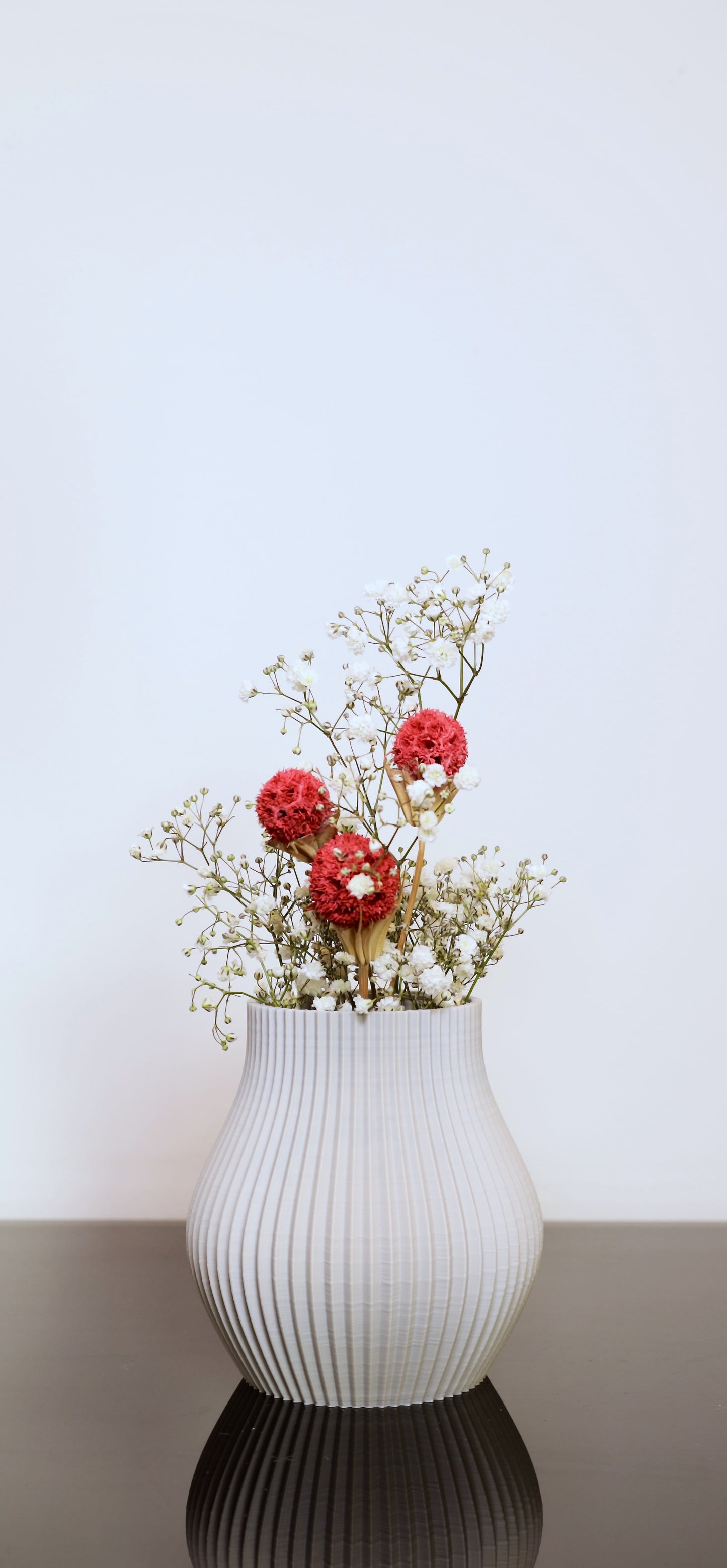 Kompakte Designvase aus PLA – Volumia klein in Linea Pure matten Farben 

Vase für kleine Blumen – stilvoller Akzent auf Regal oder Tisch

Volumia klein mit frischen Blumen – inklusive Glaseinsatz

Kleine PLA-Vasen in verschiedenen Farben – handgefertigt im Bregenzerwald