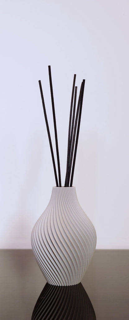 PLA Duftvase Aurora mit Glaseinsatz – stilvoller Diffusor aus dem Bregenzerwald

Duftvase in matten Farben oder als Juppen Vase mit ätherischen Ölen – Aurora Designobjekt von Wälder Create

Aurora Duftvase auf Fensterbank – harmonische Stimmung für jeden Raum

Aurora im Einsatz mit Duftstäbchen – nachhaltig & funktional