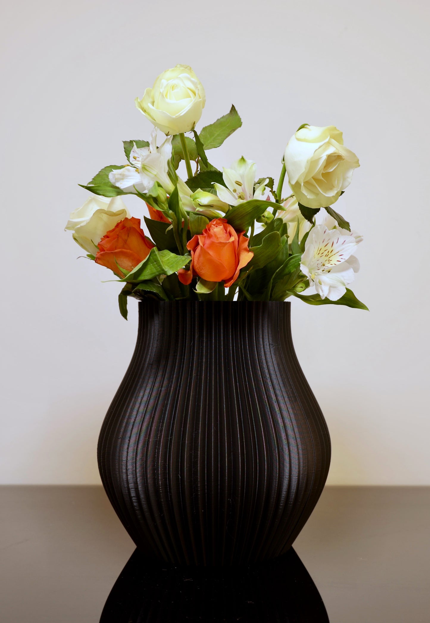 Große PLA-Vase Volumia mit Trockenblumen – markantes Dekoobjekt im Raum, Juppen Vase

Volumia Vase in Schwarz-Blau – inspiriert vom Juppenhandwerk aus Vorarlberg

Vase für Trockenblumenarrangements – nachhaltiger Blickfang aus 3D-Druck

Volumia groß auf Holzkommode – modernes Wohnaccessoire