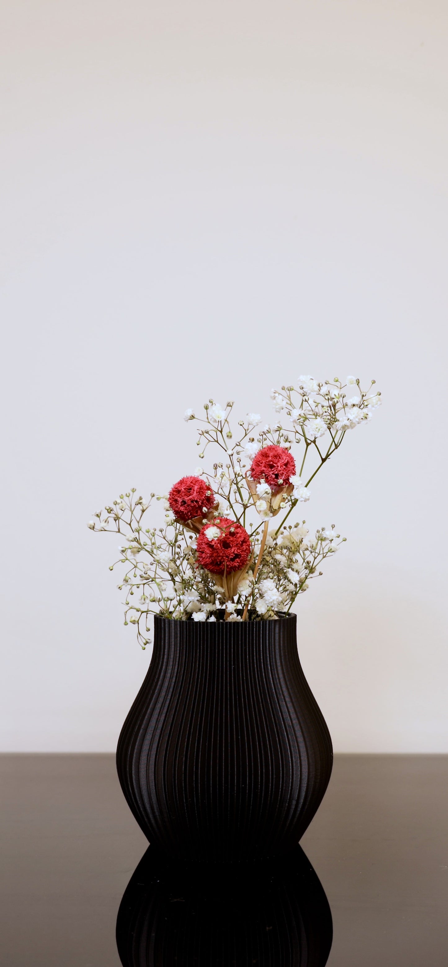 Kompakte Designvase aus PLA – Volumia klein in Linea Pure matten Farben 

Vase für kleine Blumen – stilvoller Akzent auf Regal oder Tisch

Volumia klein mit frischen Blumen – inklusive Glaseinsatz

Kleine PLA-Vasen in verschiedenen Farben – handgefertigt im Bregenzerwald