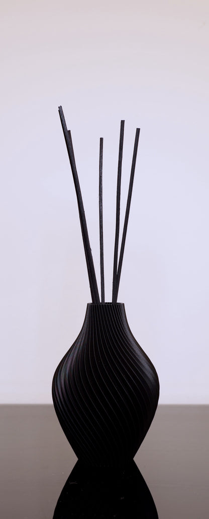 PLA Duftvase Aurora mit Glaseinsatz – stilvoller Diffusor aus dem Bregenzerwald

Duftvase in matten Farben oder als Juppen Vase mit ätherischen Ölen – Aurora Designobjekt von Wälder Create

Aurora Duftvase auf Fensterbank – harmonische Stimmung für jeden Raum

Aurora im Einsatz mit Duftstäbchen – nachhaltig & funktional