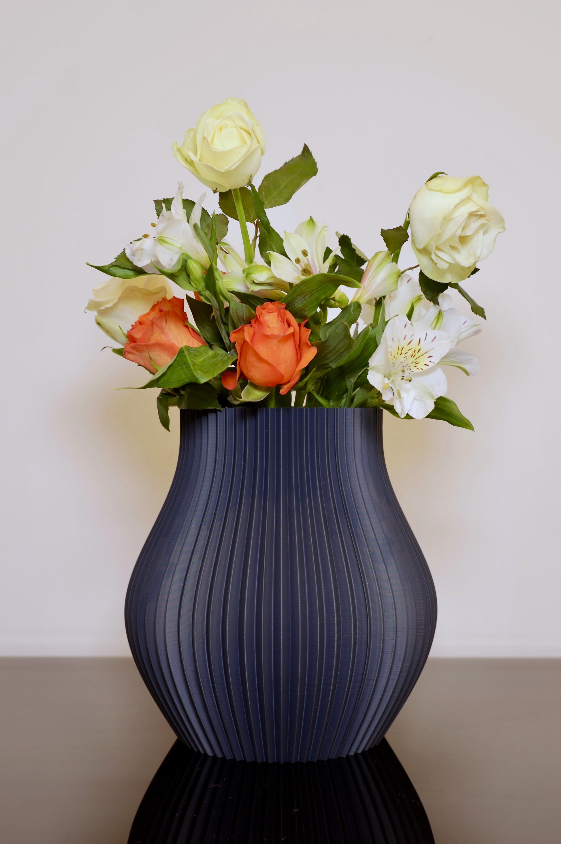 Große PLA-Vase Volumia mit Trockenblumen – markantes Dekoobjekt im Raum, Juppen Vase

Volumia Vase in Schwarz-Blau – inspiriert vom Juppenhandwerk aus Vorarlberg

Vase für Trockenblumenarrangements – nachhaltiger Blickfang aus 3D-Druck

Volumia groß auf Holzkommode – modernes Wohnaccessoire