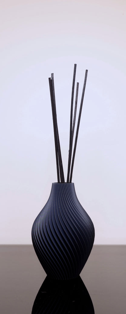 PLA Duftvase Aurora mit Glaseinsatz – stilvoller Diffusor aus dem Bregenzerwald

Duftvase in matten Farben oder als Juppen Vase mit ätherischen Ölen – Aurora Designobjekt von Wälder Create

Aurora Duftvase auf Fensterbank – harmonische Stimmung für jeden Raum

Aurora im Einsatz mit Duftstäbchen – nachhaltig & funktional