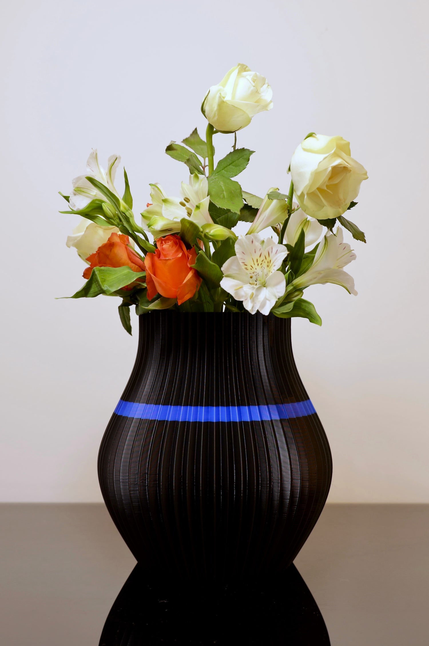 Große PLA-Vase Volumia mit Trockenblumen – markantes Dekoobjekt im Raum, Juppen Vase

Volumia Vase in Schwarz-Blau – inspiriert vom Juppenhandwerk aus Vorarlberg

Vase für Trockenblumenarrangements – nachhaltiger Blickfang aus 3D-Druck

Volumia groß auf Holzkommode – modernes Wohnaccessoire