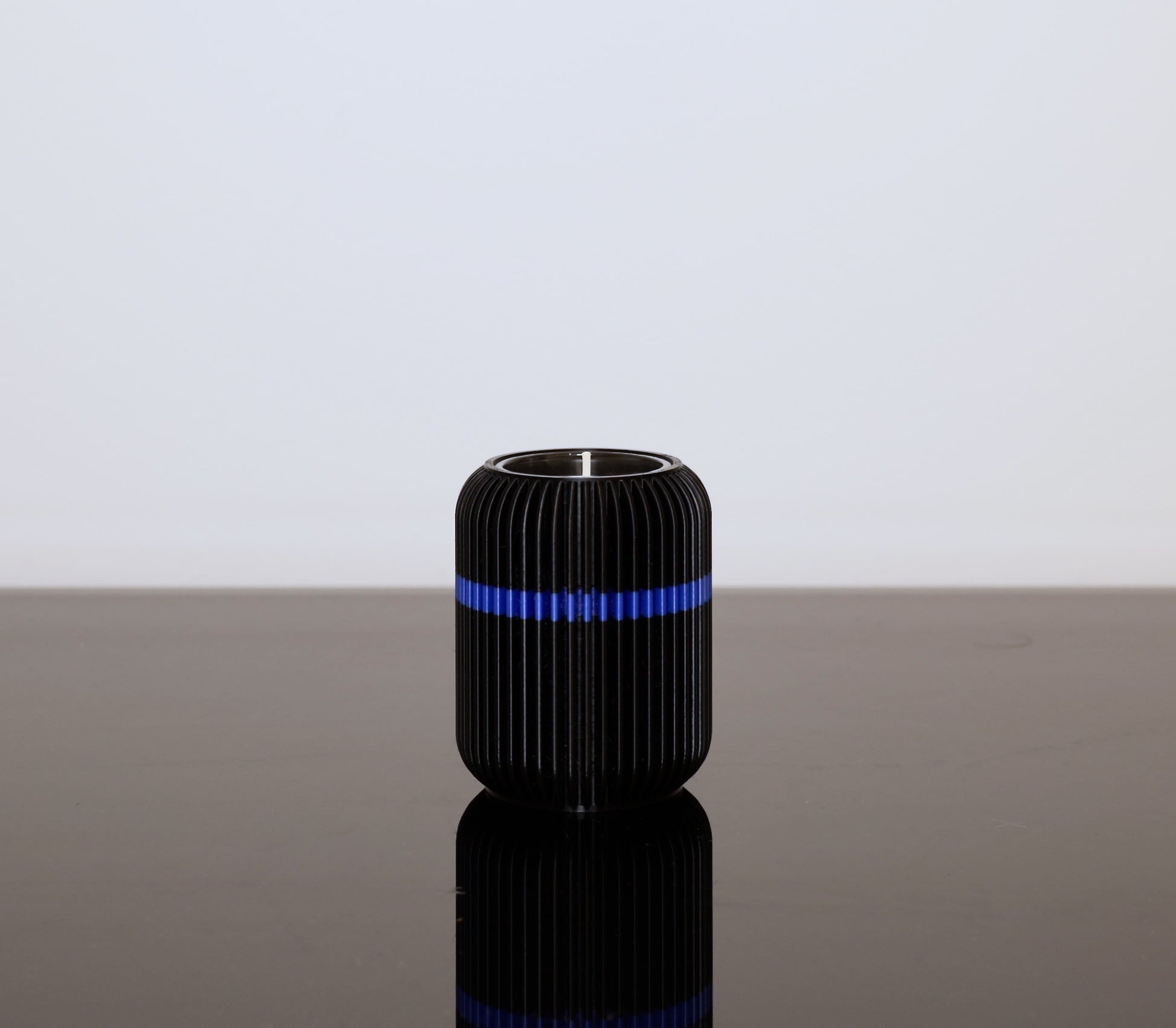 Kerzenhalter aus PLA in Schwarz – minimalistisches Design von Wälder Create

3D-gedruckter Teelichthalter mit Glaseinsatz – The Lume in Linea Pure Farben

Moderner Kerzenhalter auf Holztisch – stilvolles Lichtobjekt aus dem Bregenzerwald

Kerzenhalter Juppen-Edition in Schwarz-Blau – regionales Design aus Vorarlberg