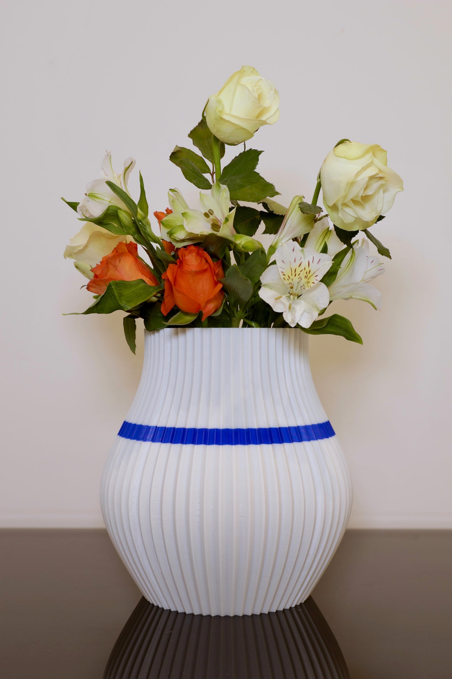 Große PLA-Vase Volumia mit Trockenblumen – markantes Dekoobjekt im Raum, Juppen Vase

Volumia Vase in Schwarz-Blau – inspiriert vom Juppenhandwerk aus Vorarlberg

Vase für Trockenblumenarrangements – nachhaltiger Blickfang aus 3D-Druck

Volumia groß auf Holzkommode – modernes Wohnaccessoire