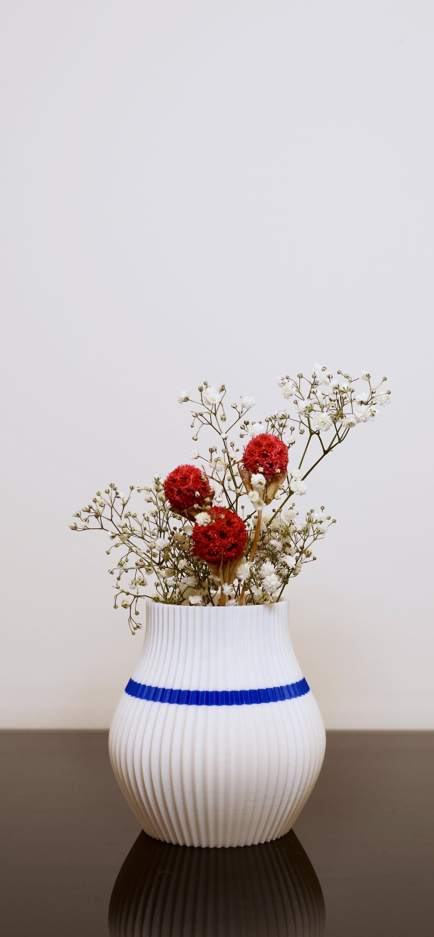 Kompakte Designvase aus PLA – Volumia klein in Linea Pure matten Farben 

Vase für kleine Blumen – stilvoller Akzent auf Regal oder Tisch

Volumia klein mit frischen Blumen – inklusive Glaseinsatz

Kleine PLA-Vasen in verschiedenen Farben – handgefertigt im Bregenzerwald