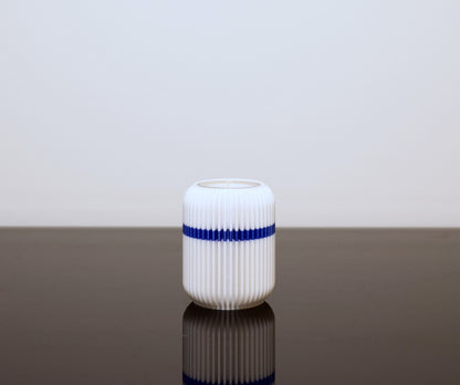 Kerzenhalter aus PLA in Schwarz – minimalistisches Design von Wälder Create

3D-gedruckter Teelichthalter mit Glaseinsatz – The Lume in Linea Pure Farben

Moderner Kerzenhalter auf Holztisch – stilvolles Lichtobjekt aus dem Bregenzerwald

Kerzenhalter Juppen-Edition in Schwarz-Blau – regionales Design aus Vorarlberg