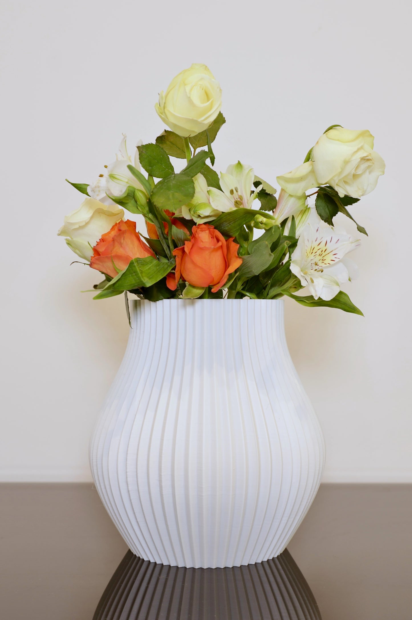 Große PLA-Vase Volumia mit Trockenblumen – markantes Dekoobjekt im Raum, Juppen Vase

Volumia Vase in Schwarz-Blau – inspiriert vom Juppenhandwerk aus Vorarlberg

Vase für Trockenblumenarrangements – nachhaltiger Blickfang aus 3D-Druck

Volumia groß auf Holzkommode – modernes Wohnaccessoire