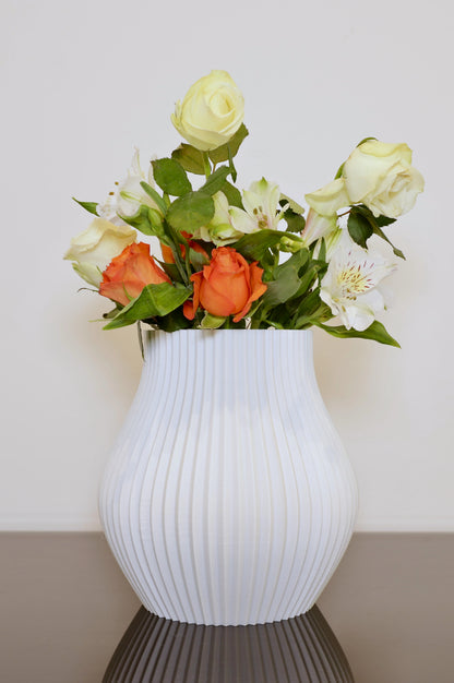 Große PLA-Vase Volumia mit Trockenblumen – markantes Dekoobjekt im Raum, Juppen Vase

Volumia Vase in Schwarz-Blau – inspiriert vom Juppenhandwerk aus Vorarlberg

Vase für Trockenblumenarrangements – nachhaltiger Blickfang aus 3D-Druck

Volumia groß auf Holzkommode – modernes Wohnaccessoire