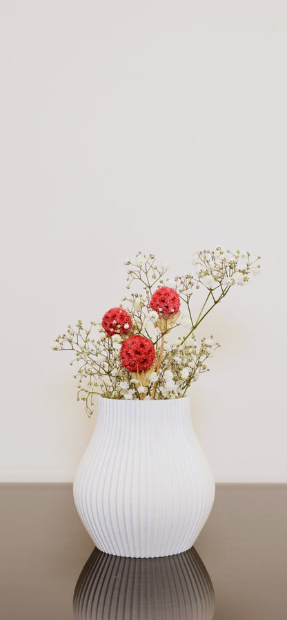 Kompakte Designvase aus PLA – Volumia klein in Linea Pure matten Farben 

Vase für kleine Blumen – stilvoller Akzent auf Regal oder Tisch

Volumia klein mit frischen Blumen – inklusive Glaseinsatz

Kleine PLA-Vasen in verschiedenen Farben – handgefertigt im Bregenzerwald
