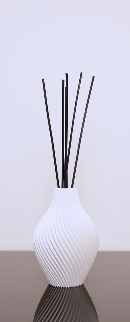 PLA Duftvase Aurora mit Glaseinsatz – stilvoller Diffusor aus dem Bregenzerwald

Duftvase in matten Farben oder als Juppen Vase mit ätherischen Ölen – Aurora Designobjekt von Wälder Create

Aurora Duftvase auf Fensterbank – harmonische Stimmung für jeden Raum

Aurora im Einsatz mit Duftstäbchen – nachhaltig & funktional