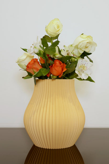 Große PLA-Vase Volumia mit Trockenblumen – markantes Dekoobjekt im Raum, Juppen Vase

Volumia Vase in Schwarz-Blau – inspiriert vom Juppenhandwerk aus Vorarlberg

Vase für Trockenblumenarrangements – nachhaltiger Blickfang aus 3D-Druck

Volumia groß auf Holzkommode – modernes Wohnaccessoire