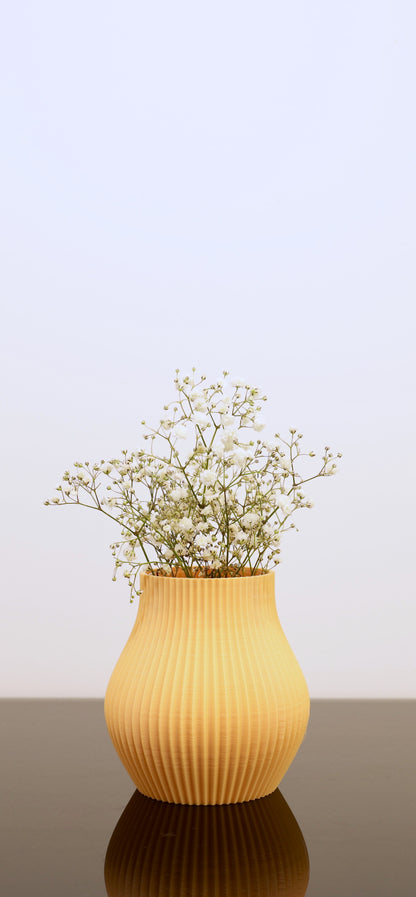 Kompakte Designvase aus PLA – Volumia klein in Linea Pure matten Farben 

Vase für kleine Blumen – stilvoller Akzent auf Regal oder Tisch

Volumia klein mit frischen Blumen – inklusive Glaseinsatz

Kleine PLA-Vasen in verschiedenen Farben – handgefertigt im Bregenzerwald