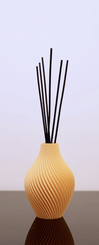 PLA Duftvase Aurora mit Glaseinsatz – stilvoller Diffusor aus dem Bregenzerwald

Duftvase in matten Farben oder als Juppen Vase mit ätherischen Ölen – Aurora Designobjekt von Wälder Create

Aurora Duftvase auf Fensterbank – harmonische Stimmung für jeden Raum

Aurora im Einsatz mit Duftstäbchen – nachhaltig & funktional