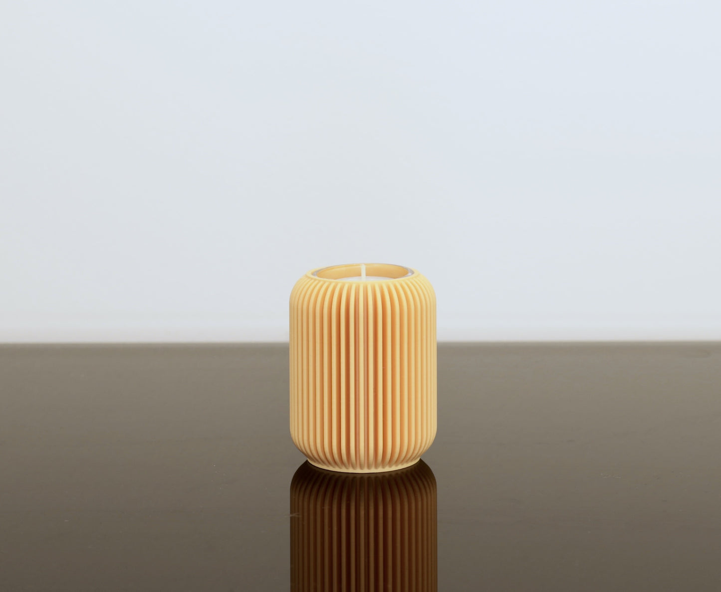Kerzenhalter aus PLA in Schwarz – minimalistisches Design von Wälder Create

3D-gedruckter Teelichthalter mit Glaseinsatz – The Lume in Linea Pure Farben

Moderner Kerzenhalter auf Holztisch – stilvolles Lichtobjekt aus dem Bregenzerwald

Kerzenhalter Juppen-Edition in Schwarz-Blau – regionales Design aus Vorarlberg