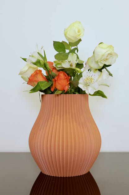 Große PLA-Vase Volumia mit Trockenblumen – markantes Dekoobjekt im Raum, Juppen Vase

Volumia Vase in Schwarz-Blau – inspiriert vom Juppenhandwerk aus Vorarlberg

Vase für Trockenblumenarrangements – nachhaltiger Blickfang aus 3D-Druck

Volumia groß auf Holzkommode – modernes Wohnaccessoire