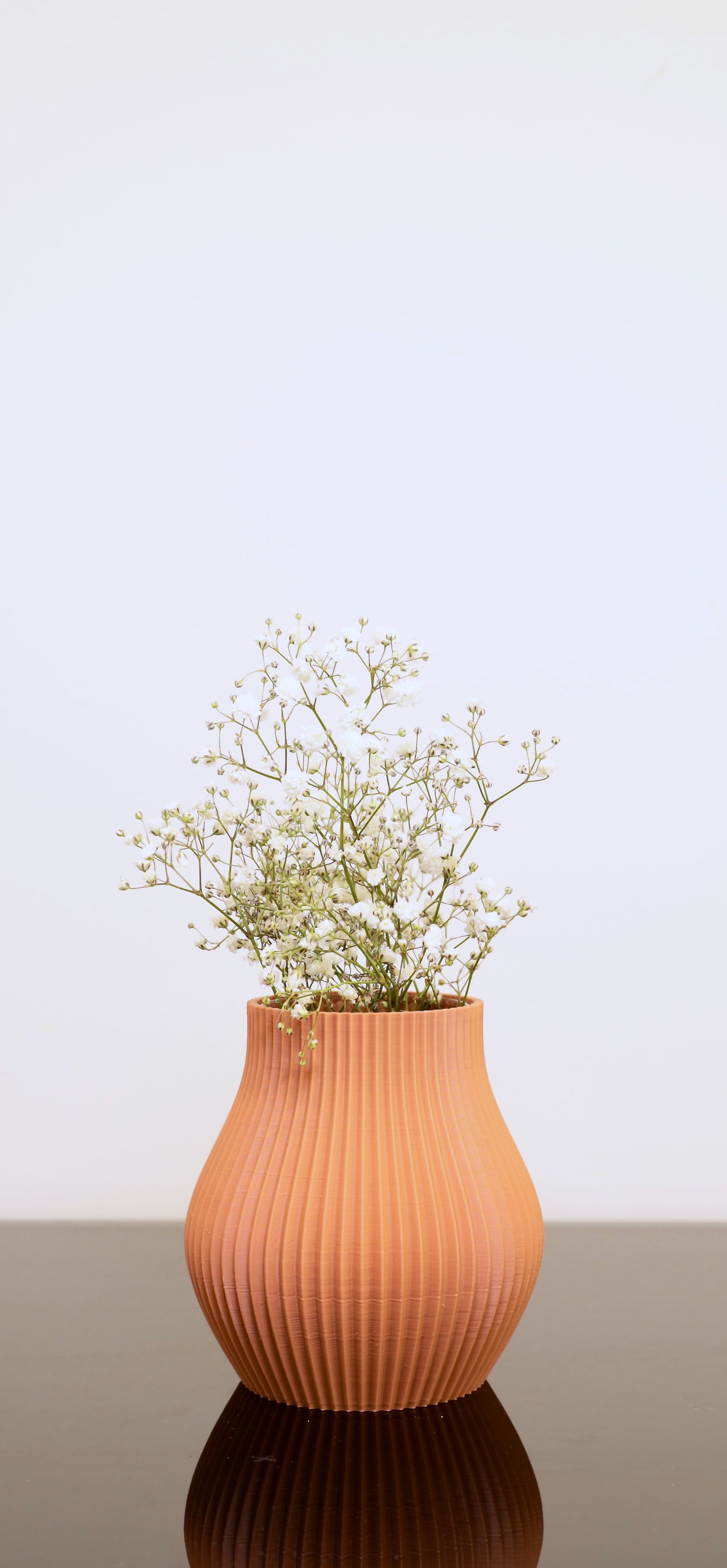 Kompakte Designvase aus PLA – Volumia klein in Linea Pure matten Farben 

Vase für kleine Blumen – stilvoller Akzent auf Regal oder Tisch

Volumia klein mit frischen Blumen – inklusive Glaseinsatz

Kleine PLA-Vasen in verschiedenen Farben – handgefertigt im Bregenzerwald