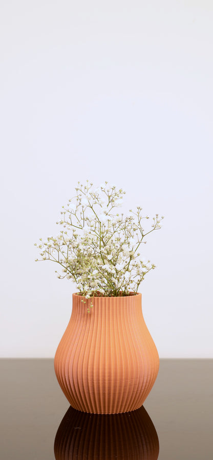 Kompakte Designvase aus PLA – Volumia klein in Linea Pure matten Farben 

Vase für kleine Blumen – stilvoller Akzent auf Regal oder Tisch

Volumia klein mit frischen Blumen – inklusive Glaseinsatz

Kleine PLA-Vasen in verschiedenen Farben – handgefertigt im Bregenzerwald