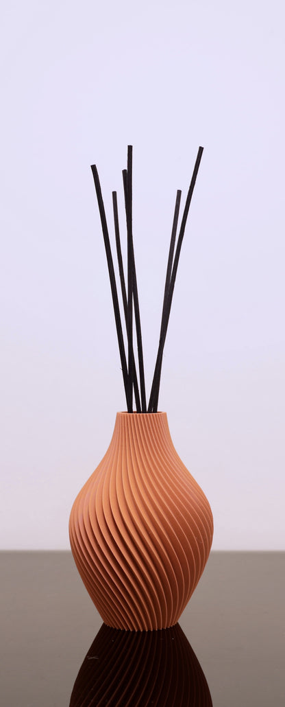 PLA Duftvase Aurora mit Glaseinsatz – stilvoller Diffusor aus dem Bregenzerwald

Duftvase in matten Farben oder als Juppen Vase mit ätherischen Ölen – Aurora Designobjekt von Wälder Create

Aurora Duftvase auf Fensterbank – harmonische Stimmung für jeden Raum

Aurora im Einsatz mit Duftstäbchen – nachhaltig & funktional