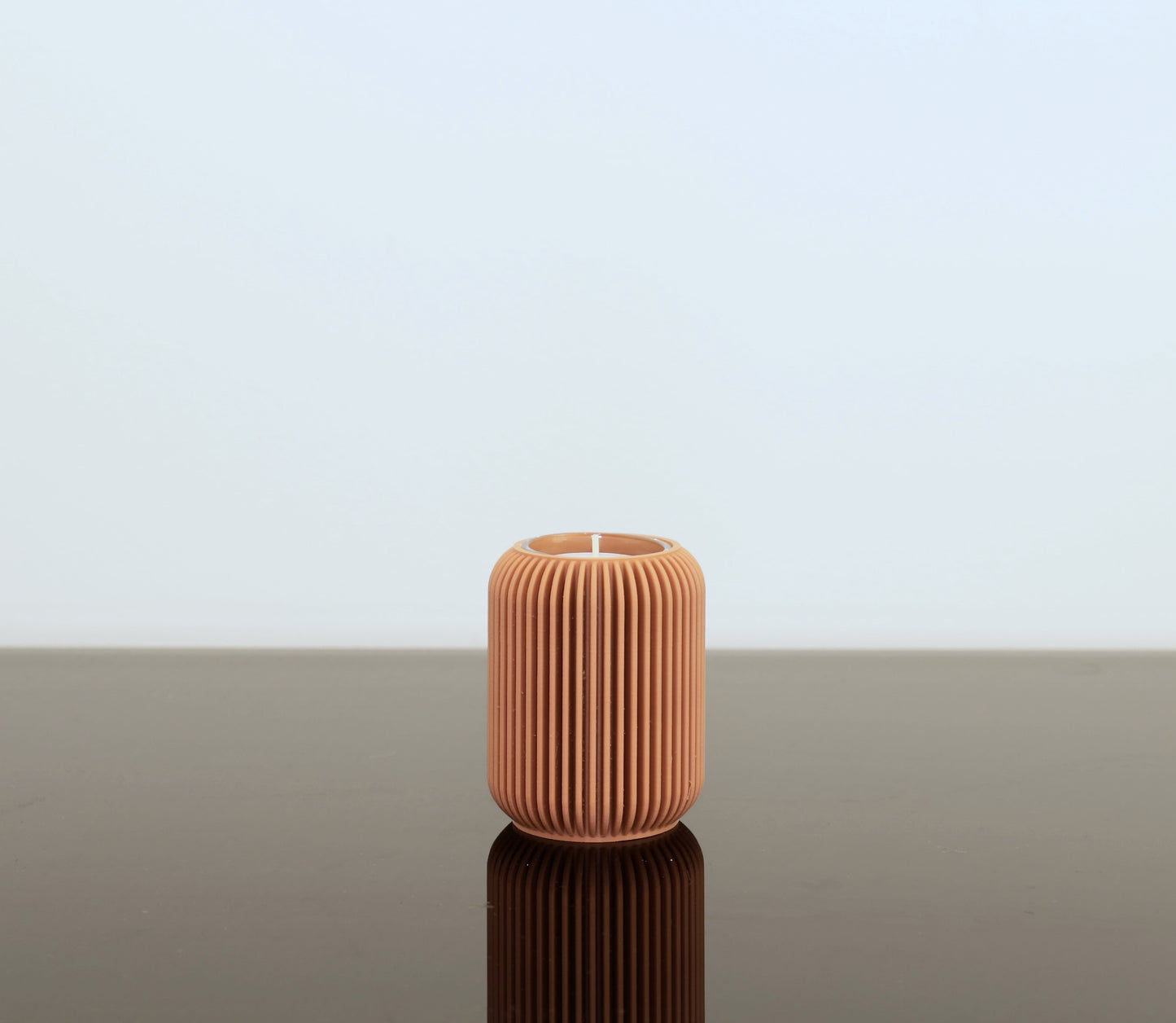 Kerzenhalter aus PLA in Schwarz – minimalistisches Design von Wälder Create

3D-gedruckter Teelichthalter mit Glaseinsatz – The Lume in Linea Pure Farben

Moderner Kerzenhalter auf Holztisch – stilvolles Lichtobjekt aus dem Bregenzerwald

Kerzenhalter Juppen-Edition in Schwarz-Blau – regionales Design aus Vorarlberg