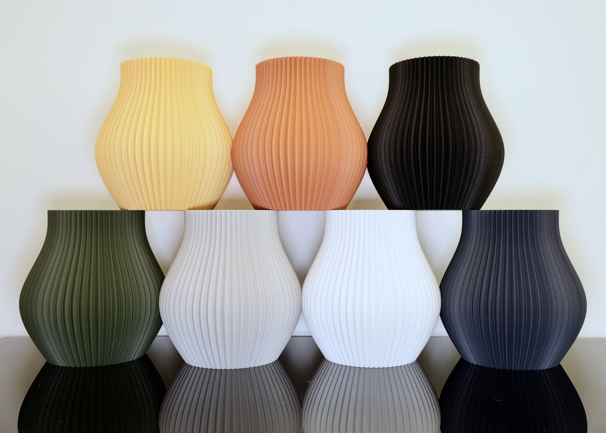  Große PLA-Vase Volumia mit Trockenblumen – markantes Dekoobjekt im Raum, Juppen Vase

Volumia Vase in Schwarz-Blau – inspiriert vom Juppenhandwerk aus Vorarlberg

Vase für Trockenblumenarrangements – nachhaltiger Blickfang aus 3D-Druck

Volumia groß auf Holzkommode – modernes Wohnaccessoire
