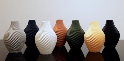 PLA Duftvase Aurora mit Glaseinsatz – stilvoller Diffusor aus dem Bregenzerwald

Duftvase in matten Farben oder als Juppen Vase mit ätherischen Ölen – Aurora Designobjekt von Wälder Create

Aurora Duftvase auf Fensterbank – harmonische Stimmung für jeden Raum

Aurora im Einsatz mit Duftstäbchen – nachhaltig & funktional