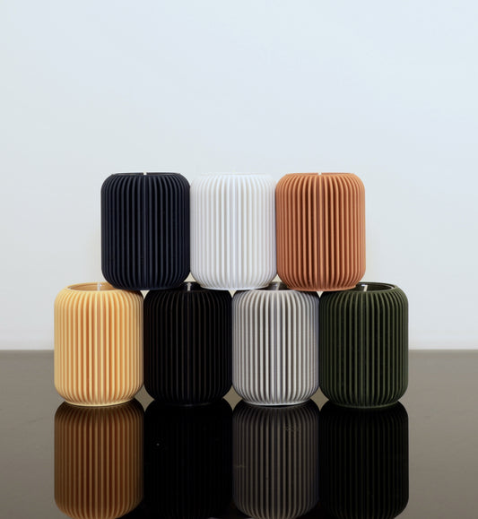 Kerzenhalter aus PLA in Schwarz – minimalistisches Design von Wälder Create

3D-gedruckter Teelichthalter mit Glaseinsatz – The Lume in Linea Pure Farben

Moderner Kerzenhalter auf Holztisch – stilvolles Lichtobjekt aus dem Bregenzerwald

Kerzenhalter Juppen-Edition in Schwarz-Blau – regionales Design aus Vorarlberg
