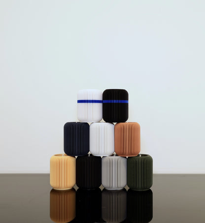 Kerzenhalter aus PLA in Schwarz – minimalistisches Design von Wälder Create

3D-gedruckter Teelichthalter mit Glaseinsatz – The Lume in Linea Pure Farben

Moderner Kerzenhalter auf Holztisch – stilvolles Lichtobjekt aus dem Bregenzerwald

Kerzenhalter Juppen-Edition in Schwarz-Blau – regionales Design aus Vorarlberg