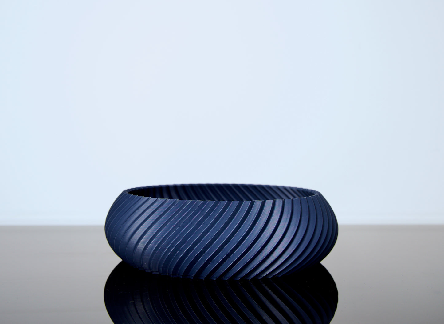 Schale Aluna von Wälder Create – modern-minimalistisches Design aus dem Bregenzerwald, 3D-gedruckt aus umweltfreundlichem PLA-Biokunststoff, ideal als Deko-Schale oder für kleine Alltagsgegenstände – erhältlich in der Linea Pure Farbkollektion oder Juppen Edition. 