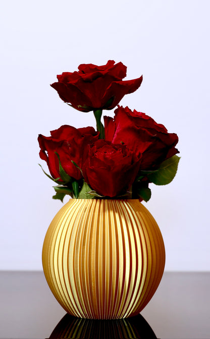 Gold Edition – Briganta
Briganta Vase in Gold – klare Form mit warmem Glanz aus PLA-Biokunststoff
PLA-Biokunststoff-Vase Briganta Gold – minimalistisches Design trifft edle Oberfläche
Briganta auf Holzfläche – zeitlose Eleganz aus nachhaltigem Biokunststoff für Trockenblumen und Äste
Briganta Gold – glänzender Ruhepol im Raum, gefertigt aus PLA