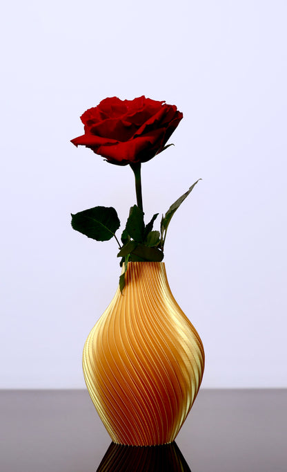 Gold Edition – Aurora
Aurora Duftvase in Gold – elegantes Design aus PLA-Biokunststoff für ätherische Öle & Trockenblumen
PLA-Duftvase Aurora – glänzender Akzent aus Biokunststoff für Wohn- und Wohlfühlräume
Aurora Gold auf Regal – zart, duftend und dekorativ aus nachhaltigem PLA
Vase Aurora in goldener Edition – sinnlich & stilvoll inszeniert aus Biokunststoff