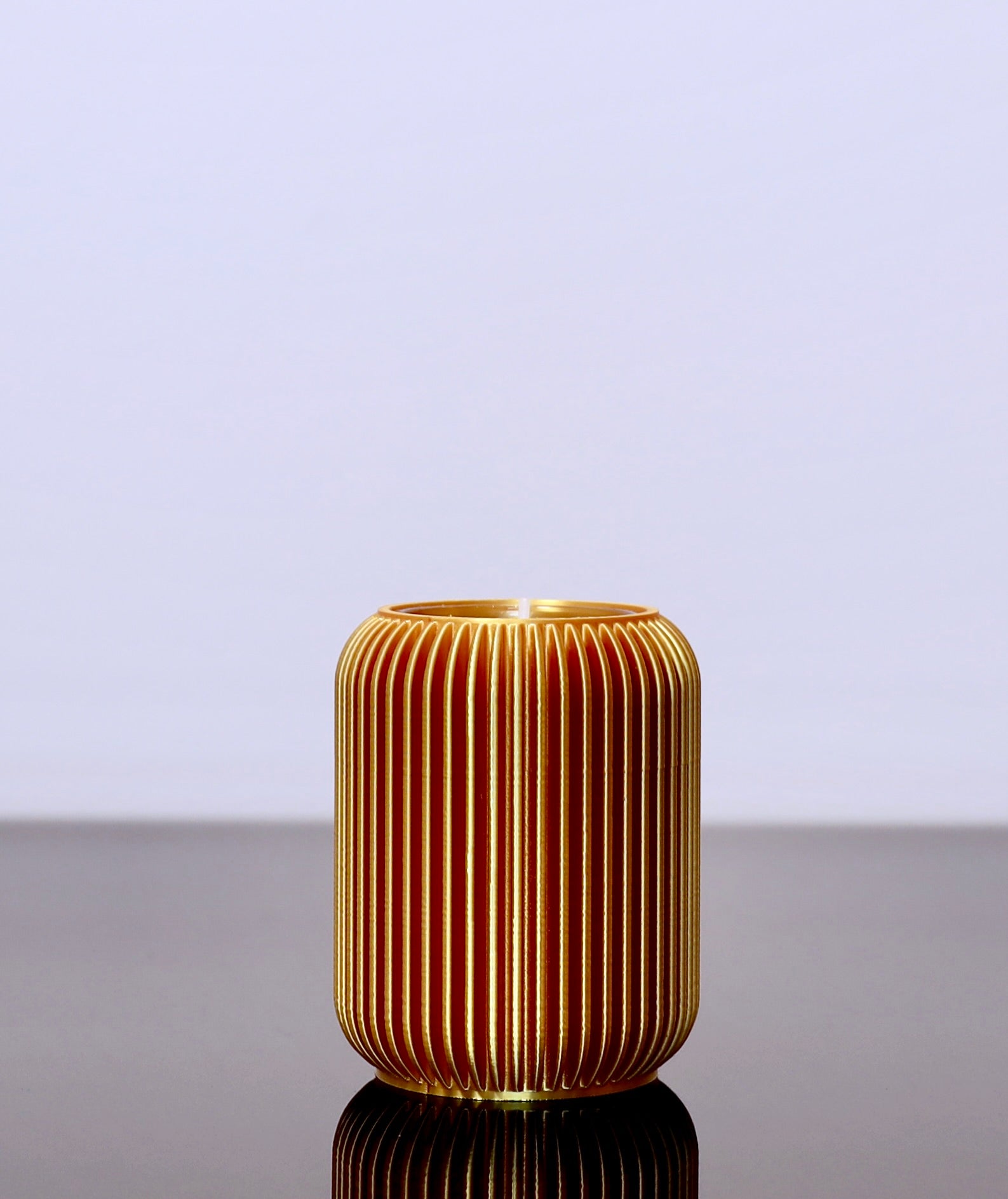 Gold Edition – Lume
Kerzenhalter Lume in Gold – warmes Licht trifft elegantes Design aus PLA-Biokunststoff
PLA-Kerzenhalter Lume – goldene Edition mit ruhiger Formensprache aus Biokunststoff
Lume Gold auf Sideboard – dezente Lichtquelle aus nachhaltigem PLA
Lume in Goldoptik – modern, schlicht, leuchtend schön aus Biokunststoff