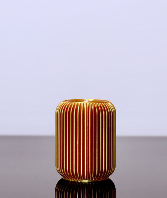 Gold Edition – Lume
Kerzenhalter Lume in Gold – warmes Licht trifft elegantes Design aus PLA-Biokunststoff
PLA-Kerzenhalter Lume – goldene Edition mit ruhiger Formensprache aus Biokunststoff
Lume Gold auf Sideboard – dezente Lichtquelle aus nachhaltigem PLA
Lume in Goldoptik – modern, schlicht, leuchtend schön aus Biokunststoff