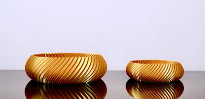  Gold Edition – Aluna
Aluna Schale in Goldoptik – moderner Blickfang mit sanfter Linienführung aus PLA-Biokunststoff
Aluna auf Holztisch – stilvolle Schale aus Biokunststoff für Schlüssel, Schmuck oder kleine Kostbarkeiten
PLA-Biokunststoff-Schale Aluna – warm schimmerndes Designobjekt aus dem 3D-Drucker
Aluna in goldener Edition – formschön und zeitlos elegant aus nachhaltigem PLA