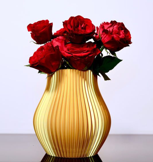 Gold Edition – Volumia (groß & klein)
Volumia Vase Gold – skulpturale Präsenz aus PLA-Biokunststoff für Trockenblumenarrangements
Große PLA-Biokunststoff-Vase Volumia in Gold – glänzender Eyecatcher im Raum
Volumia auf Kommode – 3D-gedrucktes Dekoobjekt aus nachhaltigem Biokunststoff
Volumia klein in Gold – kompakte Eleganz für Tisch und Regal, gefertigt aus PLA