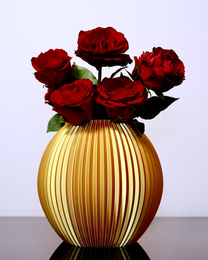 Gold Edition – Briganta
Briganta Vase in Gold – klare Form mit warmem Glanz aus PLA-Biokunststoff
PLA-Biokunststoff-Vase Briganta Gold – minimalistisches Design trifft edle Oberfläche
Briganta auf Holzfläche – zeitlose Eleganz aus nachhaltigem Biokunststoff für Trockenblumen und Äste
Briganta Gold – glänzender Ruhepol im Raum, gefertigt aus PLA