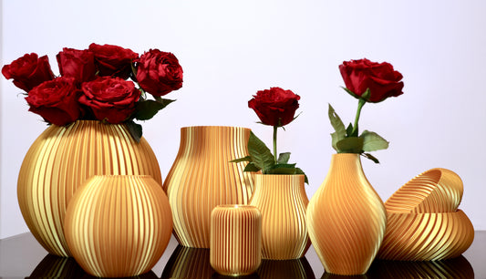 Gold Edition – Aurora
Aurora Duftvase in Gold – elegantes Design aus PLA-Biokunststoff für ätherische Öle & Trockenblumen
PLA-Duftvase Aurora – glänzender Akzent aus Biokunststoff für Wohn- und Wohlfühlräume
Aurora Gold auf Regal – zart, duftend und dekorativ aus nachhaltigem PLA
Vase Aurora in goldener Edition – sinnlich & stilvoll inszeniert aus Biokunststoff