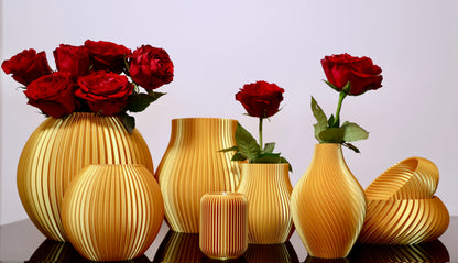  Gold Edition – Aluna
Aluna Schale in Goldoptik – moderner Blickfang mit sanfter Linienführung aus PLA-Biokunststoff
Aluna auf Holztisch – stilvolle Schale aus Biokunststoff für Schlüssel, Schmuck oder kleine Kostbarkeiten
PLA-Biokunststoff-Schale Aluna – warm schimmerndes Designobjekt aus dem 3D-Drucker
Aluna in goldener Edition – formschön und zeitlos elegant aus nachhaltigem PLA