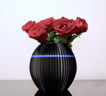 Briganta Vase in Schwarz-Blau – inspiriert vom Juppenhandwerk aus dem Bregenzerwald
PLA-Vase Briganta aus Biokunststoff mit feinen Details – traditionelle Farbgebung, modern interpretiert
Dekorative Vase aus 3D-Druck – regionales Designobjekt mit Charakter
Briganta auf Sideboard – stilvoller Akzent für traditionelle und moderne Räume