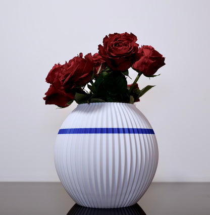 Briganta Vase in Schwarz-Blau – inspiriert vom Juppenhandwerk aus dem Bregenzerwald
PLA-Vase Briganta aus Biokunststoff mit feinen Details – traditionelle Farbgebung, modern interpretiert
Dekorative Vase aus 3D-Druck – regionales Designobjekt mit Charakter
Briganta auf Sideboard – stilvoller Akzent für traditionelle und moderne Räume