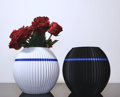 Briganta Vase in Schwarz-Blau – inspiriert vom Juppenhandwerk aus dem Bregenzerwald
PLA-Vase Briganta aus Biokunststoff mit feinen Details – traditionelle Farbgebung, modern interpretiert
Dekorative Vase aus 3D-Druck – regionales Designobjekt mit Charakter
Briganta auf Sideboard – stilvoller Akzent für traditionelle und moderne Räume