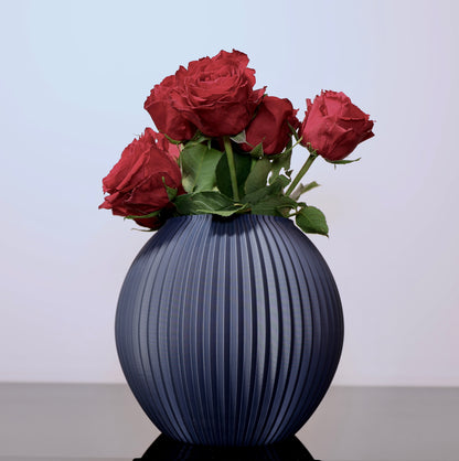 Für Briganta – Linea Pure Edition:

Briganta Vase in Steingrau – matt, ruhig und elegant aus nachhaltigem Biokunststoff PLA
Minimalistische Vase für Trockenblumen – 3D-gedruckt im Bregenzerwald
Briganta in Tiefseeblau – moderner Farbakzent mit organischer Formensprache
Briganta als dezentes Designobjekt – verbindet Handwerk und zeitgenössisches Wohnen