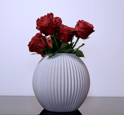Für Briganta – Linea Pure Edition:

Briganta Vase in Steingrau – matt, ruhig und elegant aus nachhaltigem Biokunststoff PLA
Minimalistische Vase für Trockenblumen – 3D-gedruckt im Bregenzerwald
Briganta in Tiefseeblau – moderner Farbakzent mit organischer Formensprache
Briganta als dezentes Designobjekt – verbindet Handwerk und zeitgenössisches Wohnen
