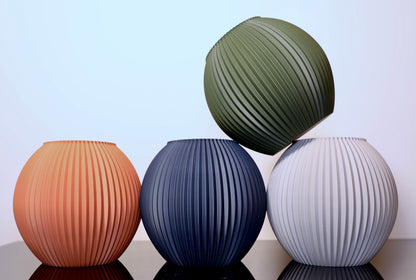 Für Briganta – Linea Pure Edition:

Briganta Vase in Steingrau – matt, ruhig und elegant aus nachhaltigem Biokunststoff PLA
Minimalistische Vase für Trockenblumen – 3D-gedruckt im Bregenzerwald
Briganta in Tiefseeblau – moderner Farbakzent mit organischer Formensprache
Briganta als dezentes Designobjekt – verbindet Handwerk und zeitgenössisches Wohnen